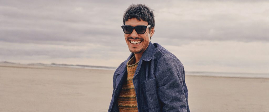 homme souriant au soleil avec des lunettes solaires